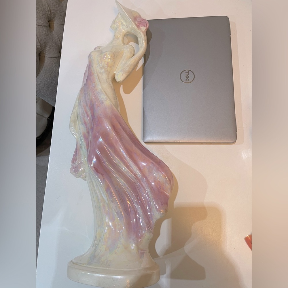 Magnificent Vintage Porcelain Figurine Large (Pink lady in Wind) - Picture 3 of 3